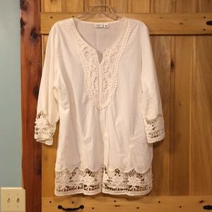 Tunic off white with crochet sleeves and hem